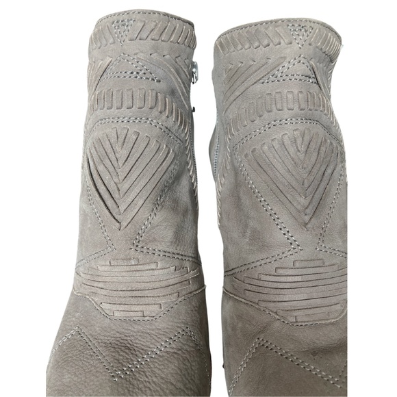 Gorgeous Peep-Toed Stacked Heels - Picture 3 of 6